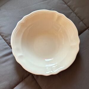 Federalist Ironstone Classic Scalloped Ceramic Serving Bowl in Ivory